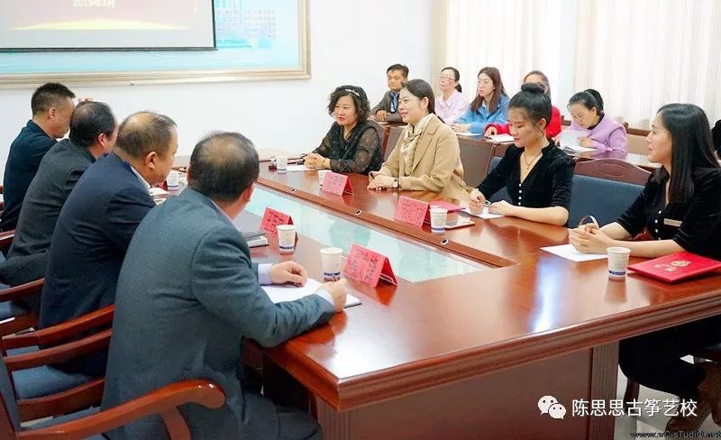 陈思思古筝艺校与酒泉工贸中等专业学校举行了第二次百万文化工程的签约仪式