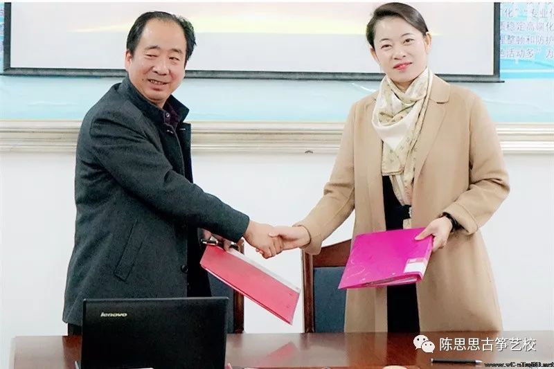 陈思思古筝艺校与酒泉工贸中等专业学校举行了第二次百万文化工程的签约仪式
