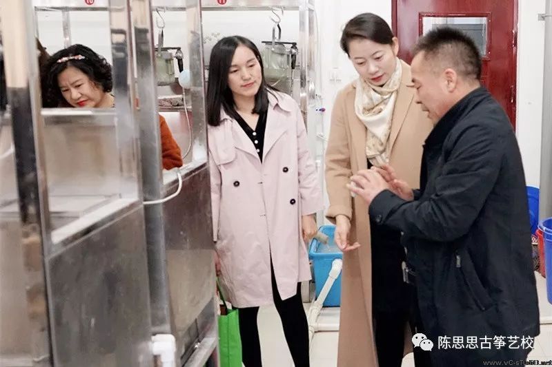 陈思思古筝艺校与酒泉工贸中等专业学校举行了第二次百万文化工程的签约仪式