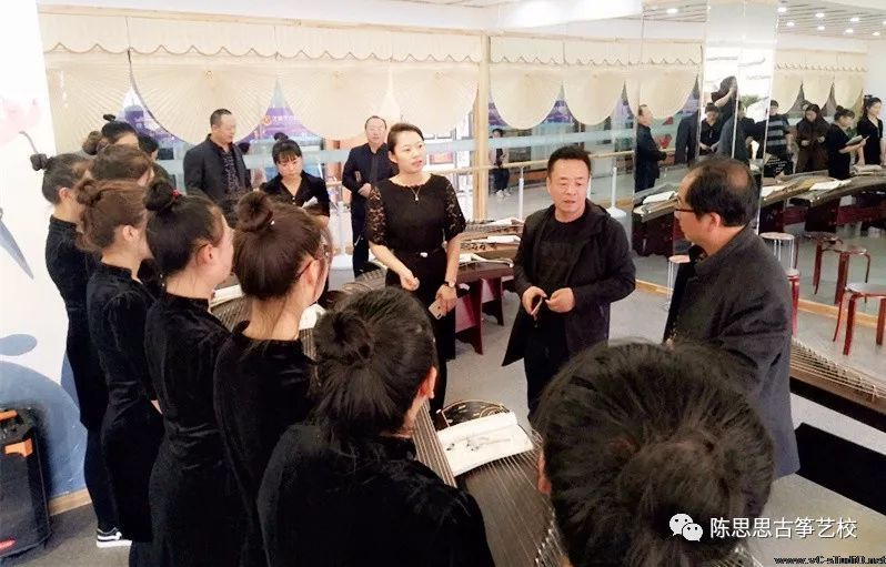 陈思思古筝艺校与酒泉工贸中等专业学校举行了第二次百万文化工程的签约仪式