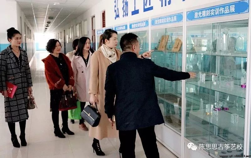 陈思思古筝艺校与酒泉工贸中等专业学校举行了第二次百万文化工程的签约仪式