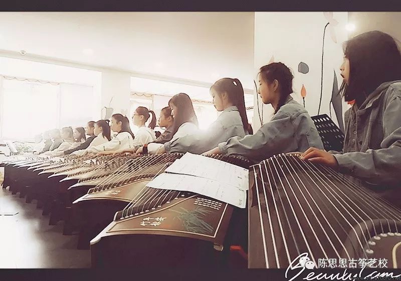 陈思思古筝艺校应邀参加酒泉工贸中等专业学校第八届春季运动会开幕式