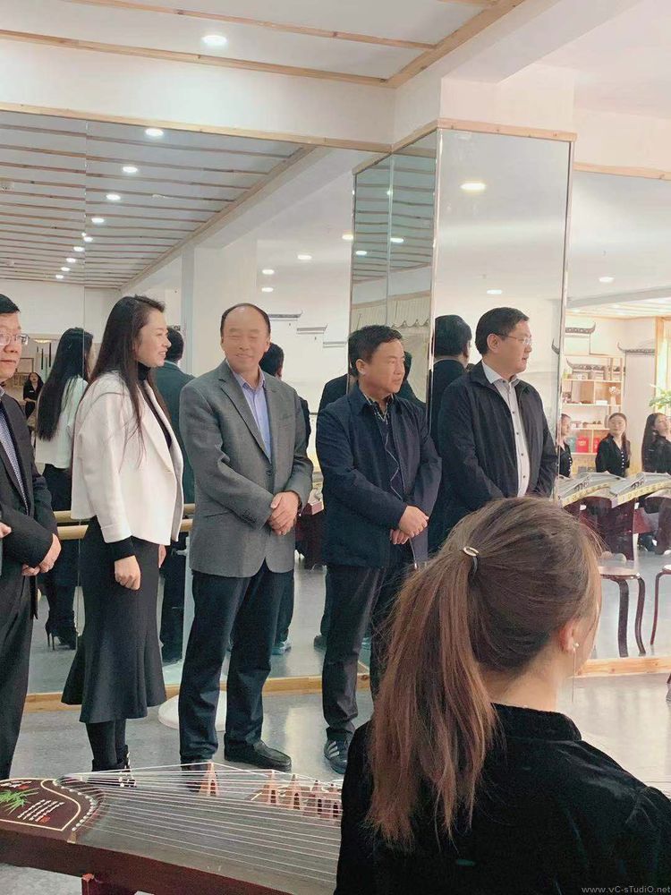 市委统战部主题调研组的陈思思古筝艺校之行