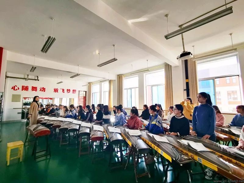 陈思思古筝艺校校长陈思思老师亲临酒泉市工贸中等专业学校开展公益讲堂