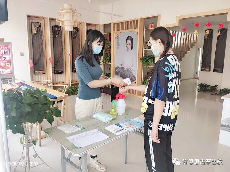 陈思思古筝艺校——玉门分校 教育局工作人员指导疫情防控工作