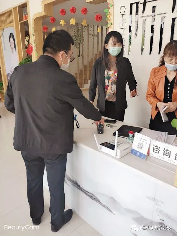 陈思思古筝艺校——玉门分校 教育局工作人员指导疫情防控工作