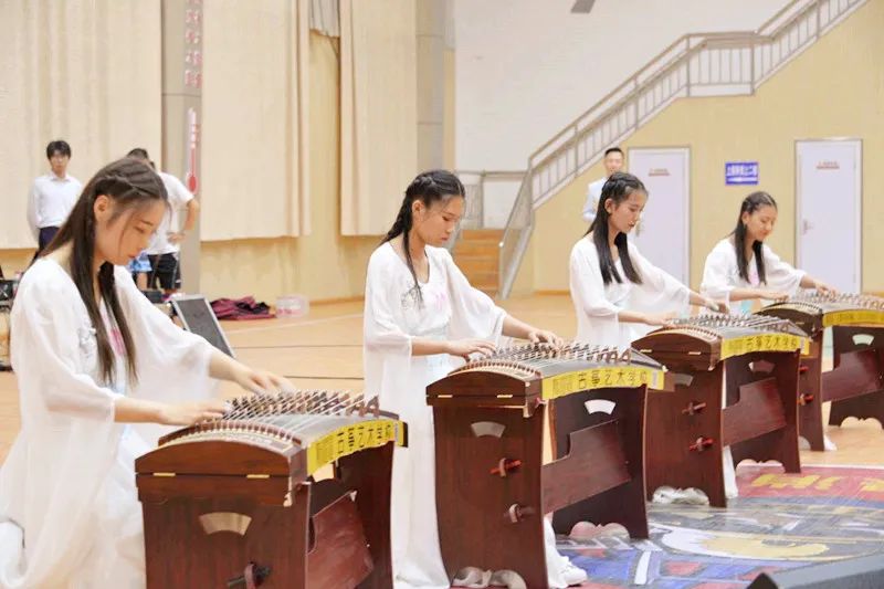 酒泉市音乐家协会携手陈思思古筝艺校慰问演出