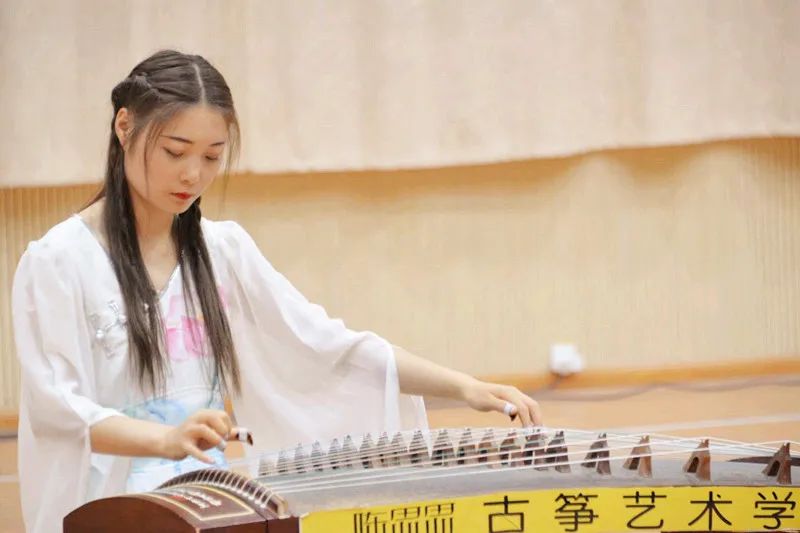 酒泉市音乐家协会携手陈思思古筝艺校慰问演出