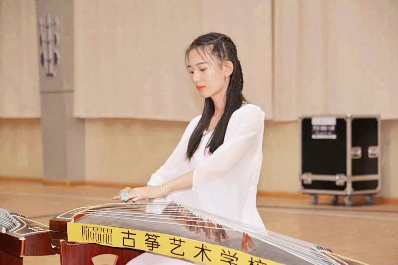 酒泉市音乐家协会携手陈思思古筝艺校慰问演出