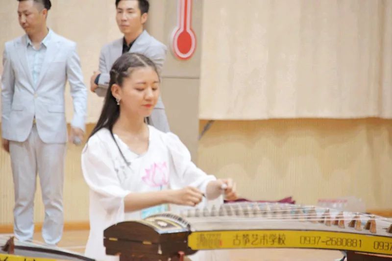 酒泉市音乐家协会携手陈思思古筝艺校慰问演出