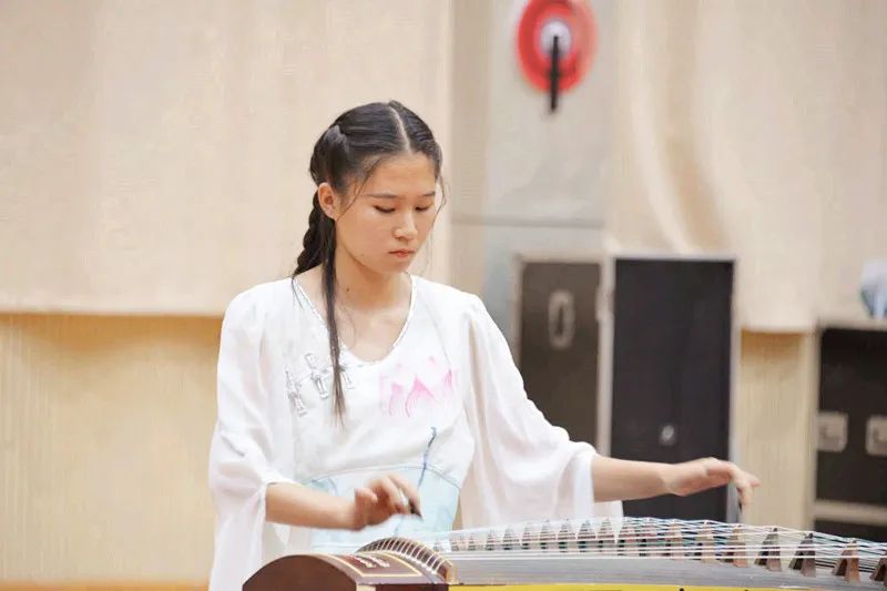 酒泉市音乐家协会携手陈思思古筝艺校慰问演出