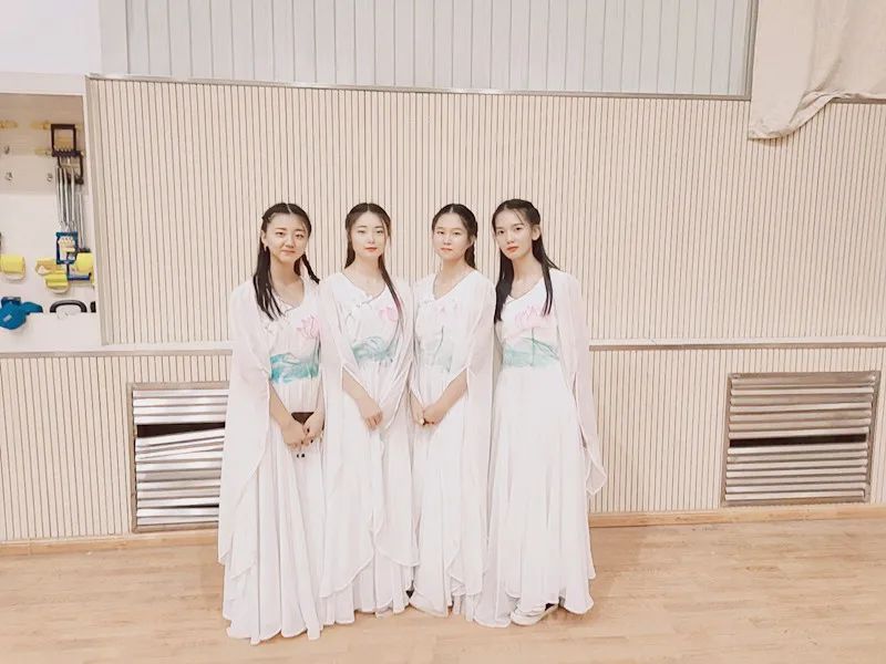 酒泉市音乐家协会携手陈思思古筝艺校慰问演出