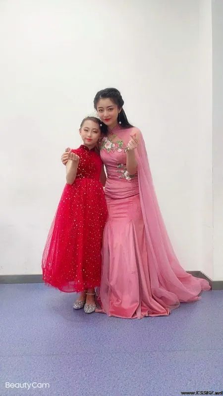 祝贺玉面小嫣然古筝音乐会在酒泉成功举办
