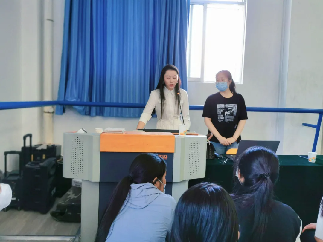 陈思思老师在酒泉职业技术学院讲座