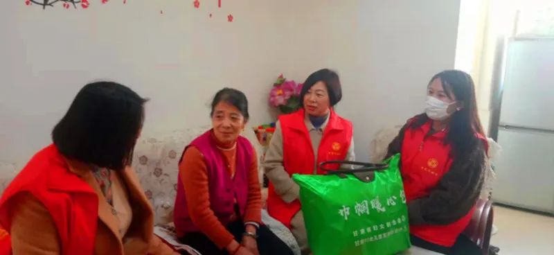 陈思思古筝艺校参加酒泉市、肃州区妇联妇女儿童维权宣传月暨学雷锋巾帼志愿服务活动