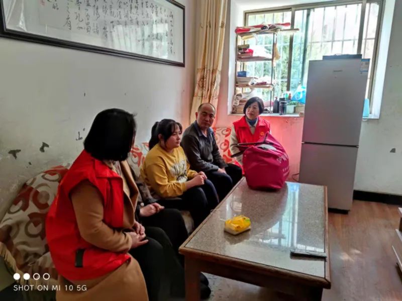 陈思思古筝艺校参加酒泉市、肃州区妇联妇女儿童维权宣传月暨学雷锋巾帼志愿服务活动