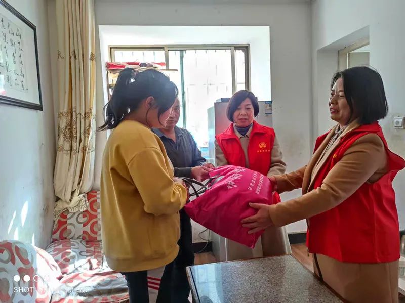 陈思思古筝艺校参加酒泉市、肃州区妇联妇女儿童维权宣传月暨学雷锋巾帼志愿服务活动