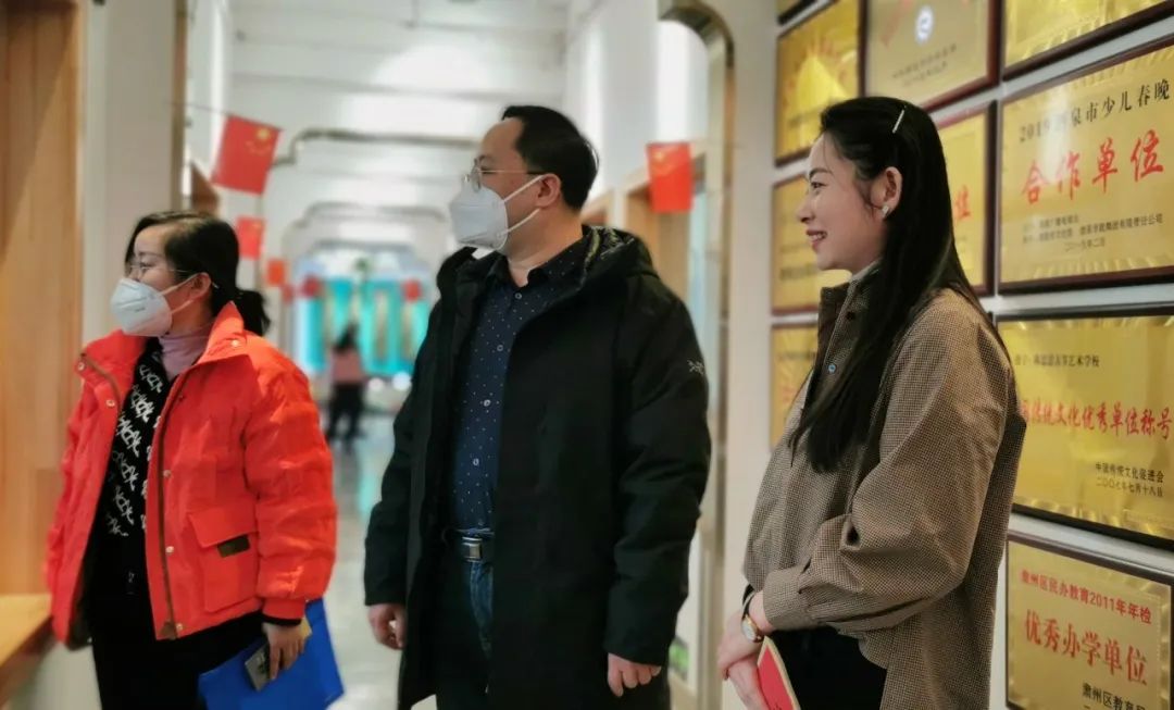 酒泉市人民检察院副检察长张建春一行，到我校慰问