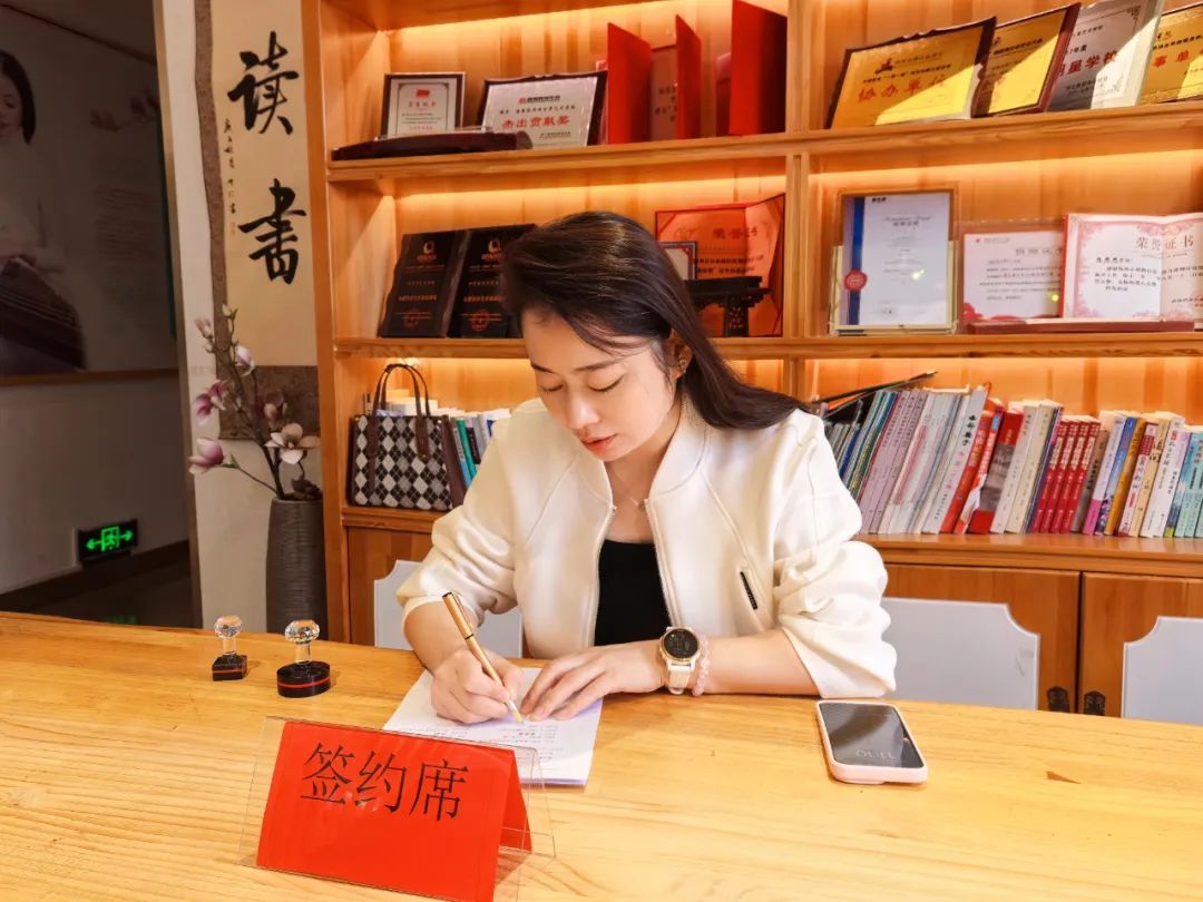 “小哈津多元宝盒”与陈思思艺术学校正式签约，成功入驻