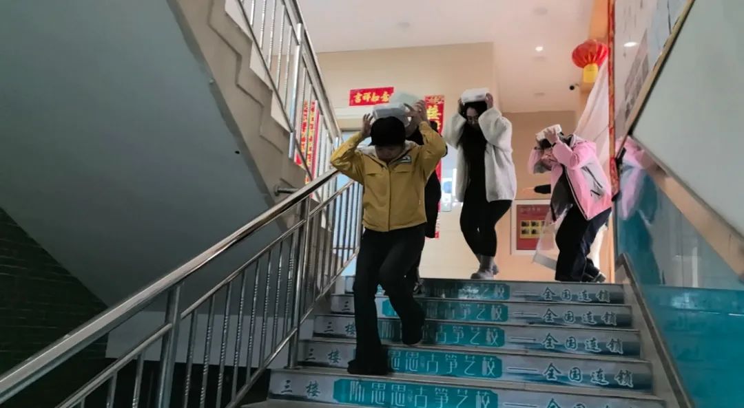 陈思思艺术学校——地震防灾演练